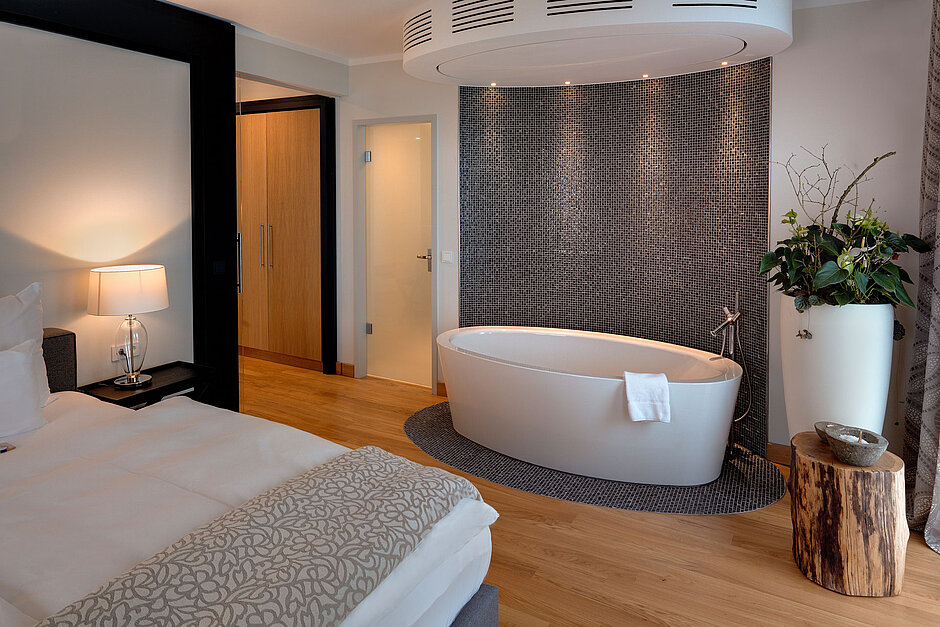 Zimmer Suite freistehende Badewanne